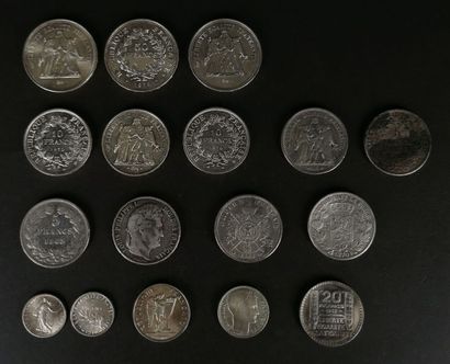  Ensemble de dix-sept pièces en argent comprenant : 
- Trois pièces de 50 francs...