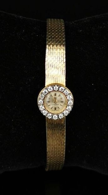  OMEGA. 
Montre bracelet en or, le cadran orné de diamants. 
L_ 17 cm. 
D_ 13 mm,...