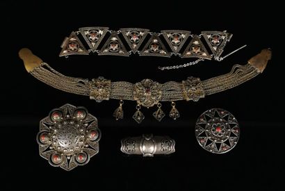 null Travail berbère.

Bracelet et deux broches en argent et métal à décor perlé...