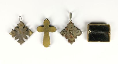 null Deux croix de Rome en argent et une en laiton décorées en micro-mosaïque et...