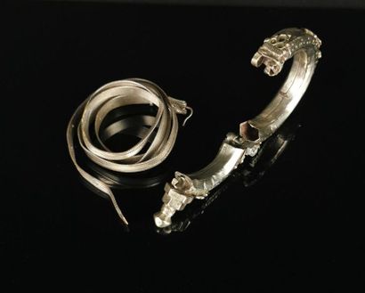 null Bracelet en métal argenté, ciselé, orné de pierres d'imitation.

D_8.5 cm.

on...