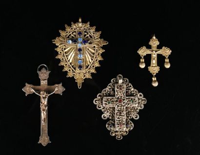 Deux crucifix en argent, l'un à décor filigrané...