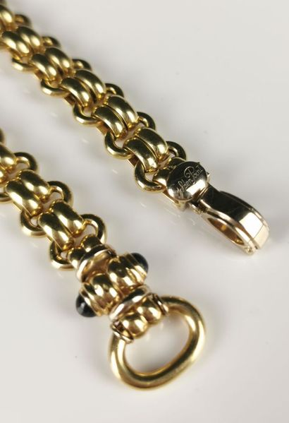  Important collier en or jaune orné de cabochons de pierre. 
L_ 45.6 cm 
Poids brut...