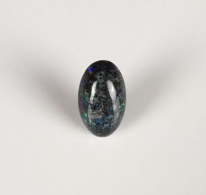 Cabochon d'opale noir d'Australie pesant...