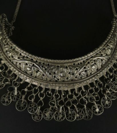 null Collier plastron oriental en métal à décor végétal.

L_ 64.5 cm