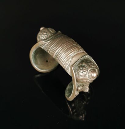 null Bracelet berbère à décor de godron en métal argenté.

L_ 8 cm