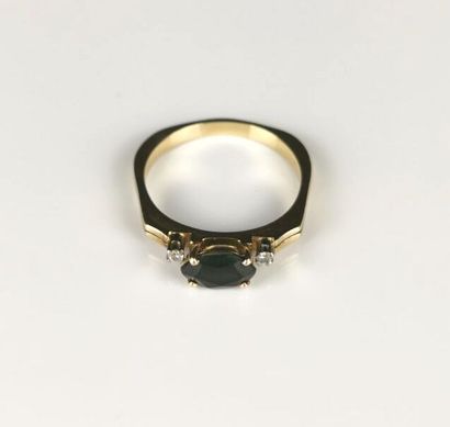 null Bague en or jaune ornée d'une pierre semi-précieuse verte, épaulée de diamants...