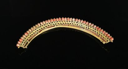 null Diadème en métal doré orné de perles facettées de corail.

L_ 14.2 cm, tâches...