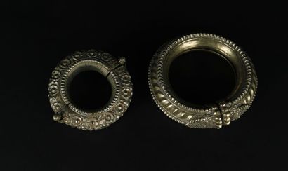 null Deux bracelets berbères en métal argenté, l'un à décor godronné, l'autre à décor...