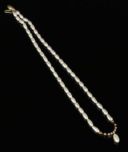 null Collier en or orné de perles d'eau douce et petits diamants

L_ 45 cm

Poids...