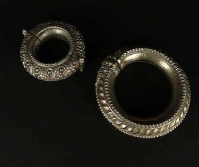 null Deux bracelets berbères en métal argenté, l'un à décor godronné, l'autre à décor...