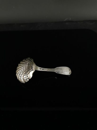 null Cuillère à saupoudrer en argent, modèle filet, écusson chiffré.

Paris, 1809-1819.

L_...