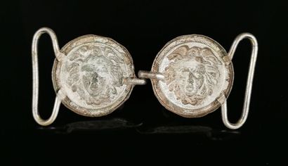 null Deux boucles de ceinture en métal argenté figurant un médaillon à tête de Gorgone.

H_...