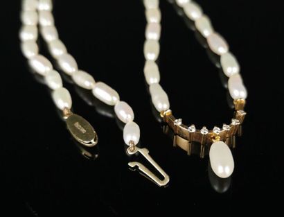  Collier en or orné de perles d'eau douce et petits diamants 
L_ 45 cm 
Poids brut...
