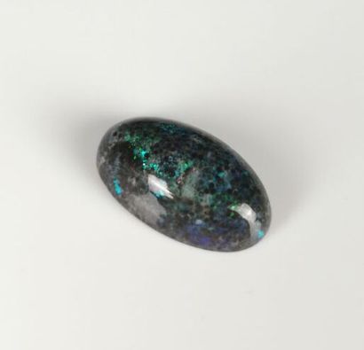 null Cabochon d'opale noir d'Australie pesant environ 7.24 carats. 

L_ 1.9 cm