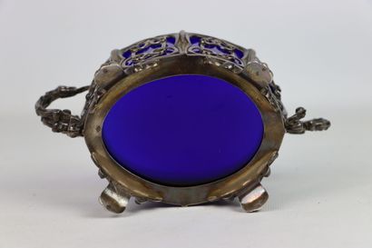 null Sucrier en argent et verre bleu , à décor d'enroulements. 

Maître orfèvre :...