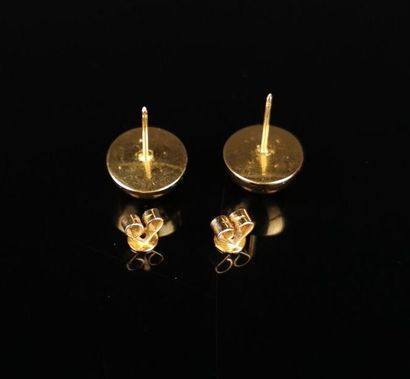  Paire de clous d'oreille formant demi-sphères en or jaune. 
L_ 1.7 cm. 
2.50 grammes...
