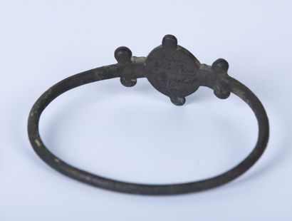 null Bracelet et élément en bronze à patine verte de fouille.

Antique.

L(bracelet)10.7...