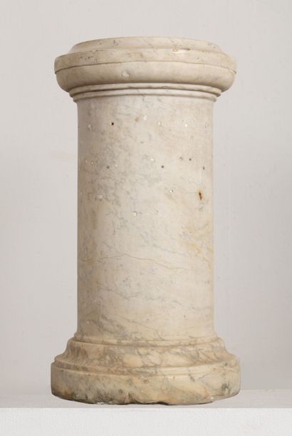 null 
Antique column in white veined marble.




H_ 85 cm



This lot is sold on...