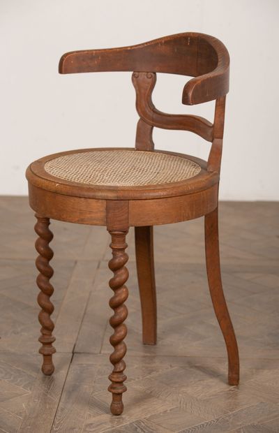 null High office chair, caned.

The back is curved, the feet turned.

19th century.

H_93...