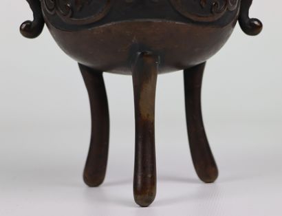 null JAPON.

Brûle-parfum en bronze.

Epoque Meiji.

H_22 cm L_17 cm., manque la...