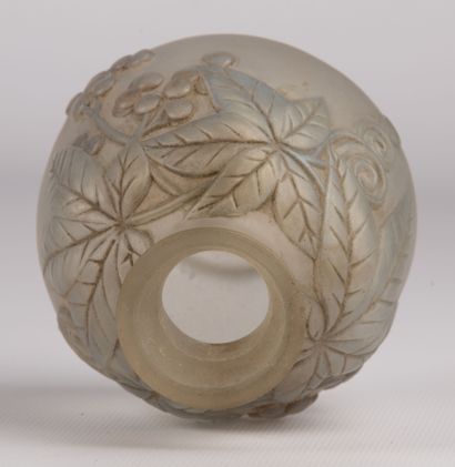 null Jean Simond PEYNAUD (1869-1952).

Vase en verre moulé à décor en relief de vigne-vierge.

Signé...