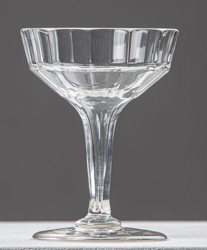 null Suite de 17 coupes champenoises en cristal.

XIXème siècle. 

H_12 cm D_9 cm.

Quinze...