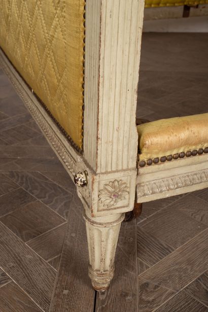 null Bed in molded and lacquered wood.

Louis XVI period.

H_136 cm W_147 cm D_205...