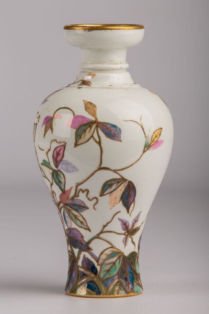 null SEVRES. 

Petit vase de forme balustre en porcelaine à décor feuillagé polychrome...