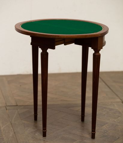 null Petite console pouvant former table à jeux.

Style Louis XVI.

H_73 cm L_60...