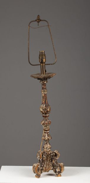 null Pique-cierge in carved wood and stucco.

The shaft is ringed, the tripod base...