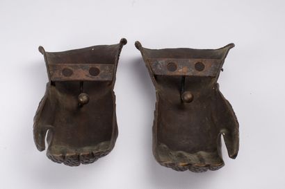 null Two armor gloves in bronze with medal patina.

XIXth century.

H_32 cm L_14,5...