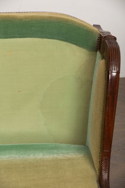 null Mahogany and mahogany veneer sofa.

Empire period.

Upholstered in green velvet.

H_95...