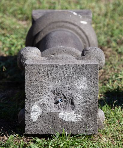 null Colonne chapiteau en pierre de Volvic. 

XIXème siècle.

H_110 cm L_32 cm P_32...