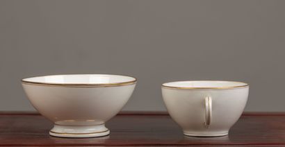 null PARIS.

Set in white and gold porcelain, figured, including : 

- six cups,...