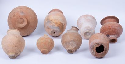 null 
Ensemble de poteries et fragments de poteries antiques. 




L(max)_20.5 cm.



L’ensemble...