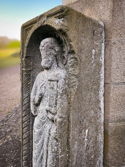  Figure de prophète ou de saint, grandeur nature, en pierre calcaire. 
Décorant un...