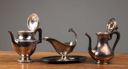 null Sauceboat helmet and two teapots in silver plated metal.

A teapot of the Boulanger...