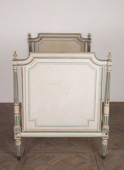 null Bed in blue lacquered wood.

Louis XVI period.

H_133,5 cm W_114 cm D_200