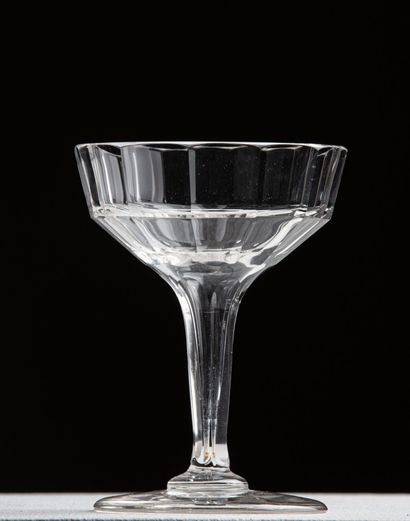 null Suite de 17 coupes champenoises en cristal.

XIXème siècle. 

H_12 cm D_9 cm.

Quinze...