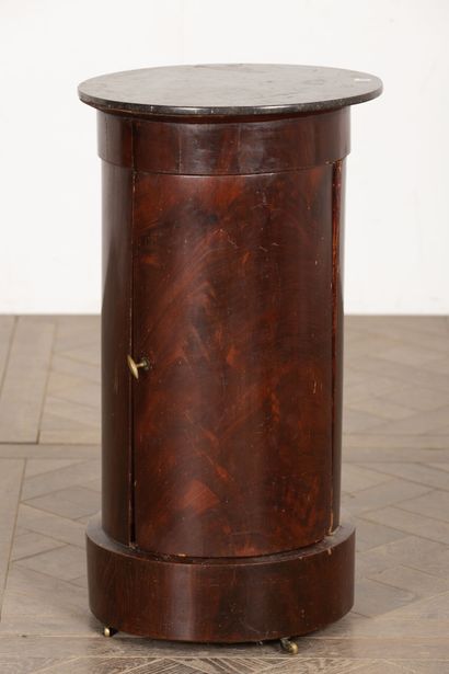null Somno in mahogany, with marble top.

It opens with a leaf.

Beginning of the...
