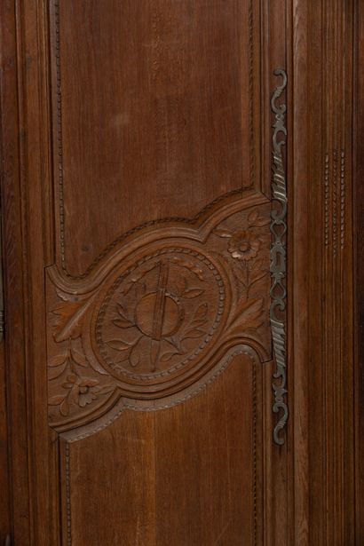 null Oak wedding wardrobe, opening with two leaves. 

Normandy, early 19th century.

H_213...