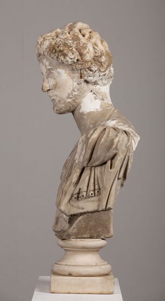  Important buste en marbre figurant un empereur romain. 
XVIIème-XVIIIème siècle....