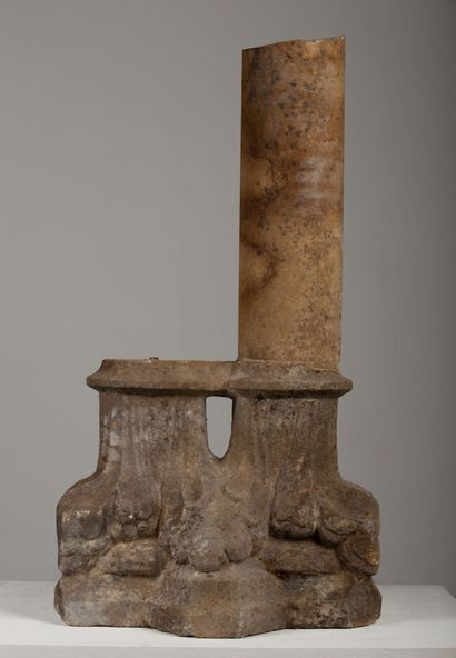  Chapiteau de cloître à double colonne en pierre calcaire, et deux fragments de colonne....