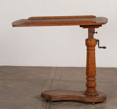null Adjustable height table, made of pitchpin.

Crank system.

End of the XIXth...