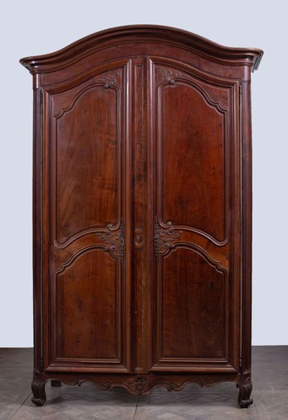 Bordeaux cabinet in solid mahogany molded...