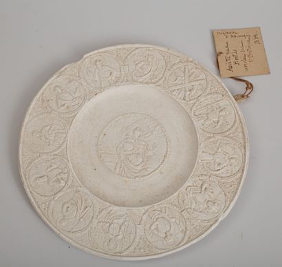 null Set of antique plaster casts, with 19th century labels.

D(paten)_ 18 cm.