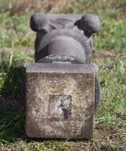 null Colonne chapiteau en pierre de Volvic. 

XIXème siècle.

H_110 cm L_32 cm P_32...