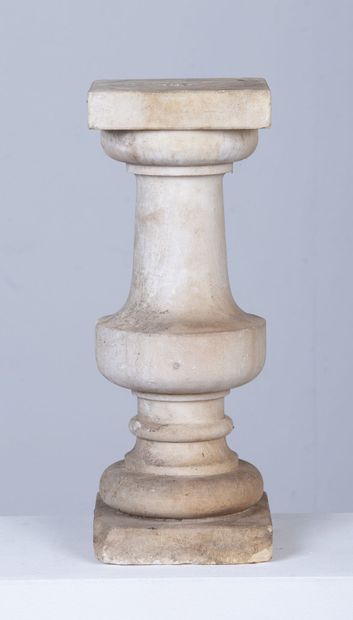 null Baluster foot in stone.

H_50 cm L_19 cm P_19 cm

This lot does not come from...