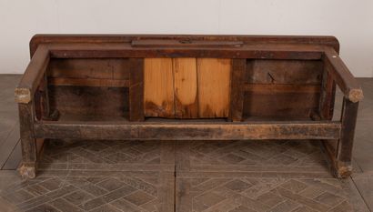 null Oak farm table opening to a drawer in belt. 

The feet joined by a strut.

Eighteenth...